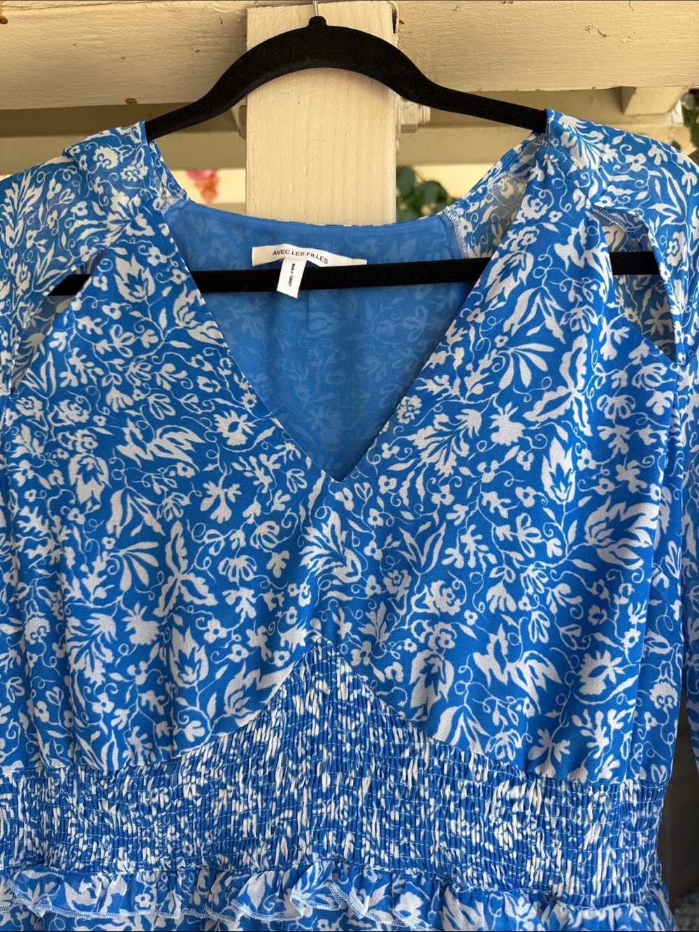 Avec Les Filles Blue and White Floral V-Neck Maxi Dress - Picture 2 of 4